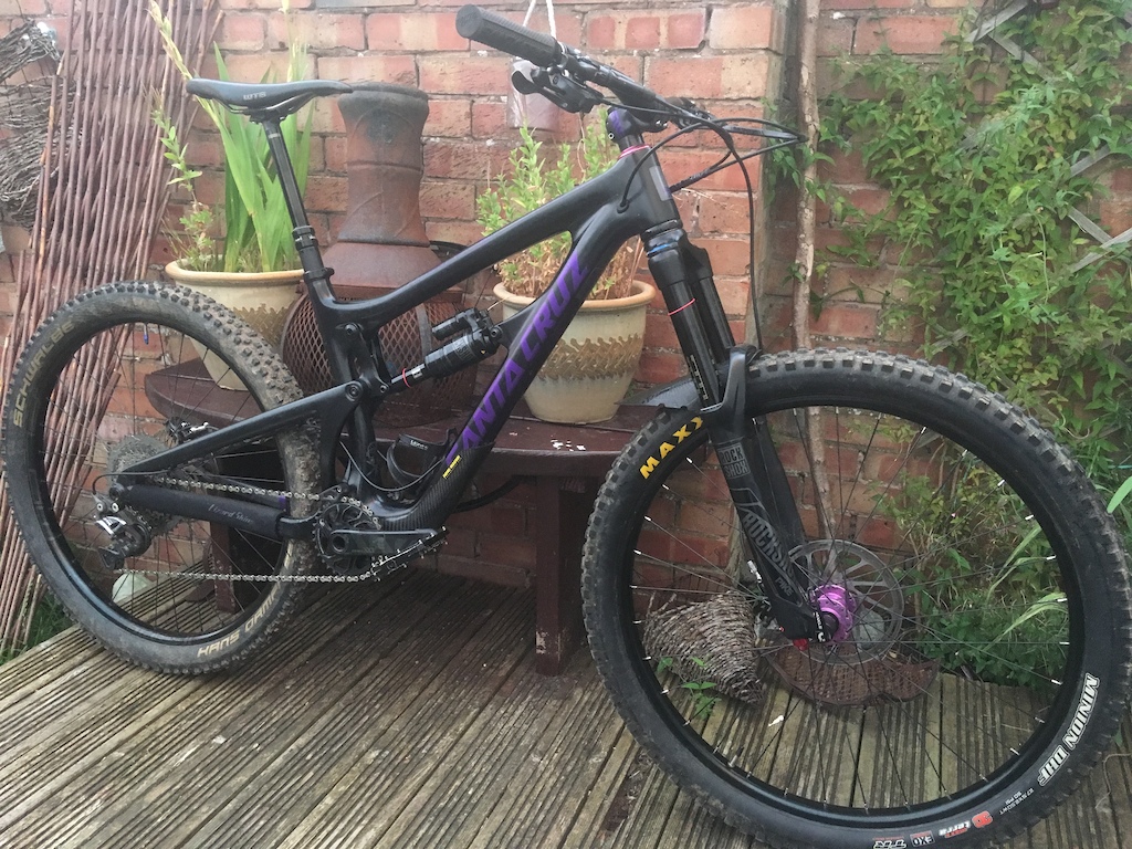 The *almost* complete final build after swapping out various bits.

Santa Cruz Nomad CC 2017 (Fatcreations custom). Rockshox Pike RCT3, Rockshox Monarch RCT3 Plus Debonair, Stans Flow MK3 on Hope, Rockshox Reverb stealth, Sram Guide Ultimate brakes, Eagle XX1 Cranks, XTR mech/shifter, One-Up guide/bash, Chris King BB, Chris King headset.