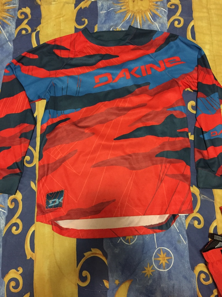 Dakine large red and blue jersey