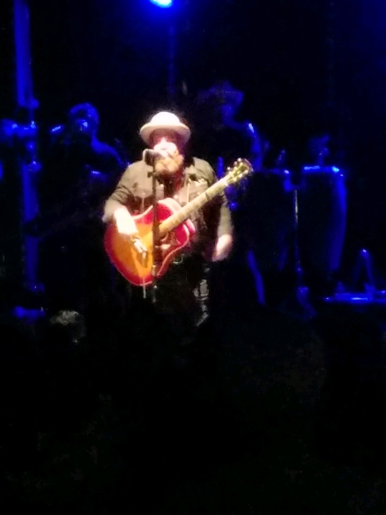Nathaniel Rateliff &amp; the night sweats, 
Live in Ithaca 9/13 with @Tonkadog  and the ladies.

Blurry, but looks kinda cool

https://www.youtube.com/watch?v=1iAYhQsQhSY