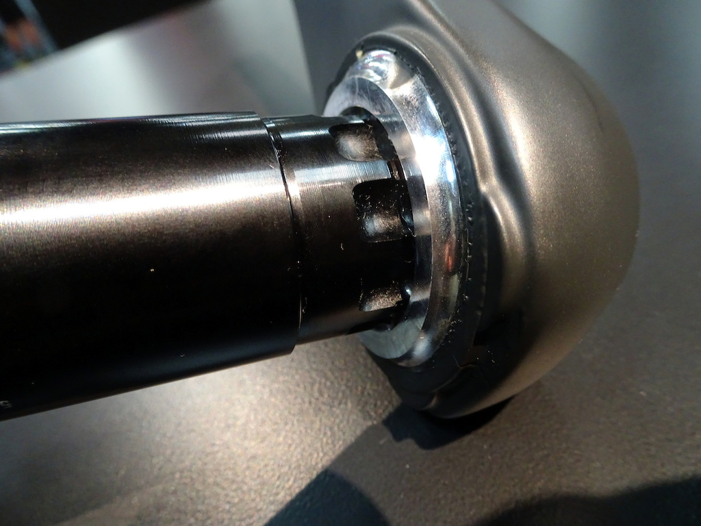 A step on the left side bottom bracket axle indexes the bearing and automatically centers the crankset.