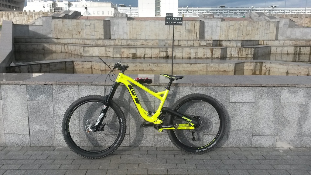 GT Force Sport 2017. My first modern enduro bike, also my first 27.5 wheels. No difference to 26 really, so I think 27.5 makes no sense.