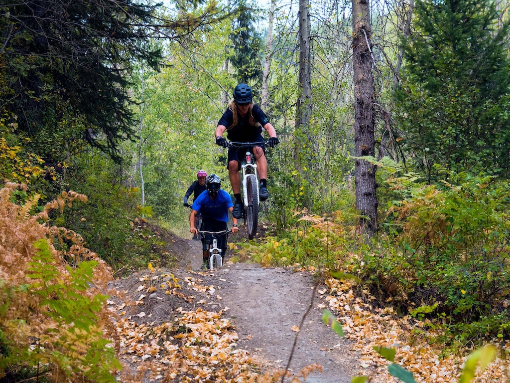Broken Hip leads you to the base of Ridgemont, ending with these jumps. The fall colours are on display with some trees already shedding their leaves in preparation for winter.