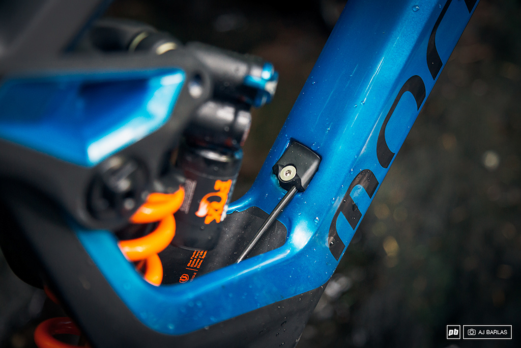 The seatpost cable exits the frame inners on top of the downtube and is also secured in place with a screw and compression.