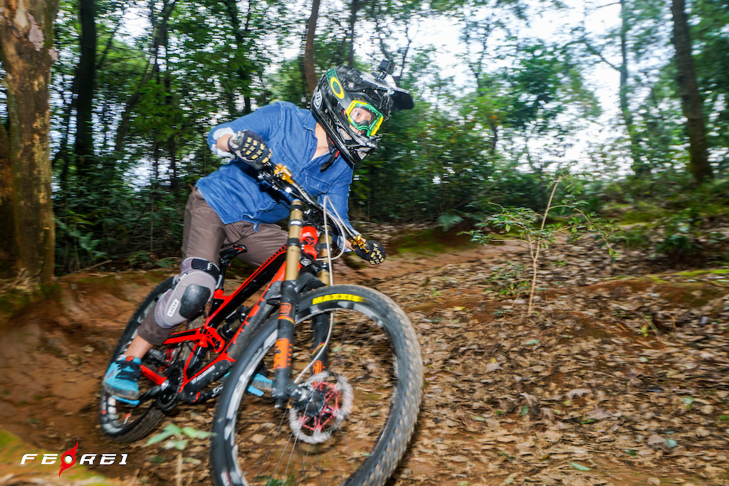 Here are some photos that show the athletism of the racers and how much work it needs to be a professional rider on a downhill race... #Ferei