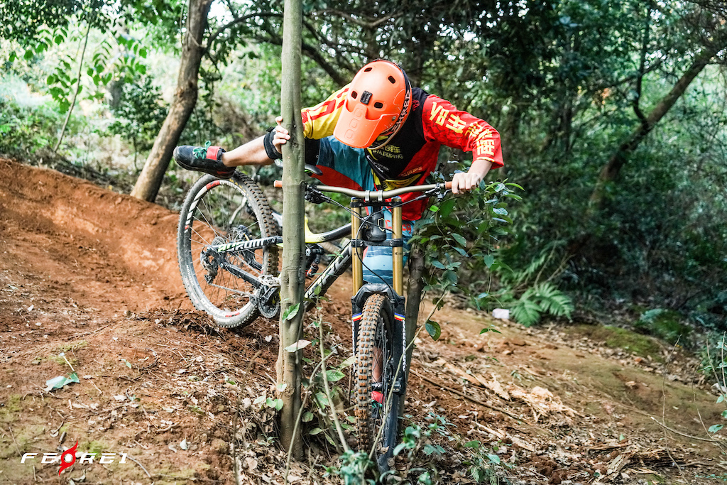 Here are some photos that show the athletism of the racers and how much work it needs to be a professional rider on a downhill race... #Ferei