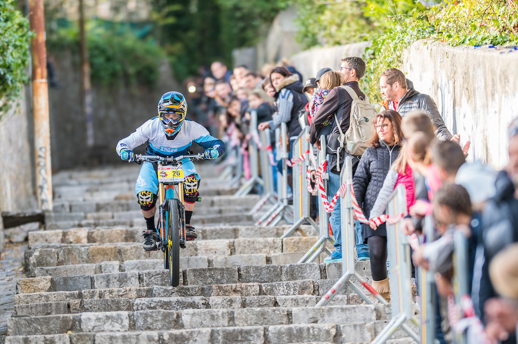 Urban DH Grasse, an air of Tour de France with the crowd near the cyclists except that there is a sequence of 139 steps taken at over 60km/h for the best. Cred. Cyril Charpin/Xtrem Events