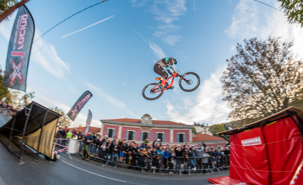 UrbanDH Grasse, unhappy last year with 2 broken chains, Nico Quéré gave everything this year to take a superb 2nd place. Cred. Cyril Charpin/Xtrem Events