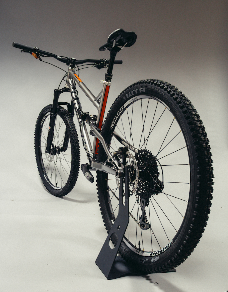 Large size. New FlareMAX featuring longshot geometry. 120mm trail scythe. Integrated chain device, larger main pivot bearings, uprated fork length for 120 to 140mm options.