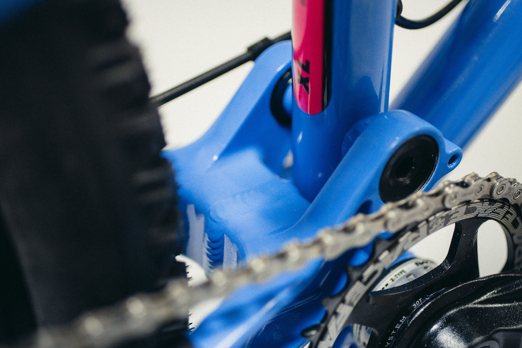 New FlareMAX featuring longshot geometry. 120mm trail scythe. Integrated chain device larger main pivot bearings uprated fork length for 120 to 140mm options.