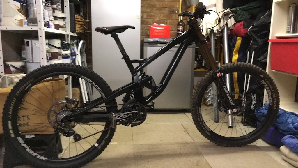 2016 Polygon Collosus DH9 with spare forks!