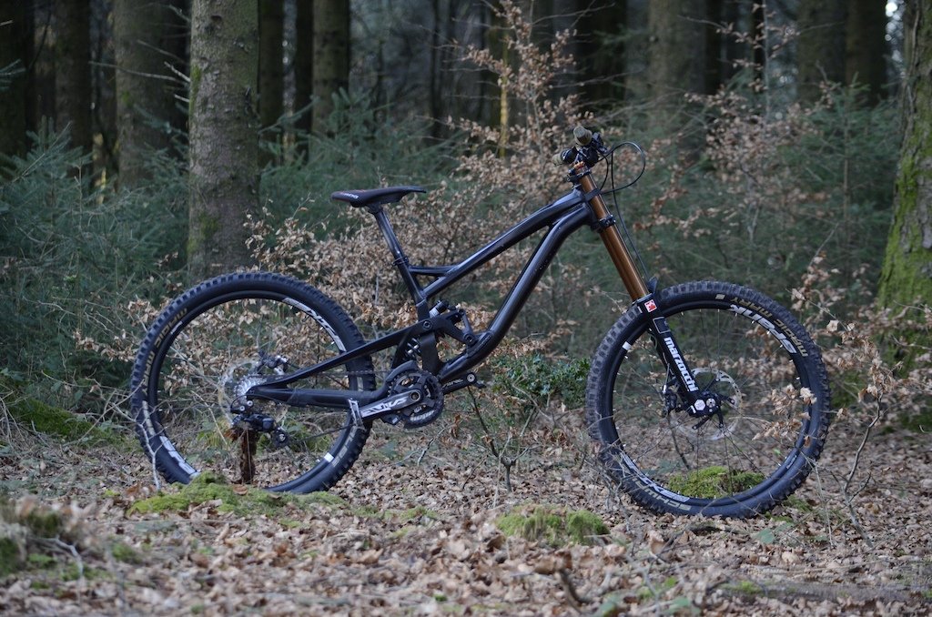 2016 Polygon Collosus DH9 with spare forks!