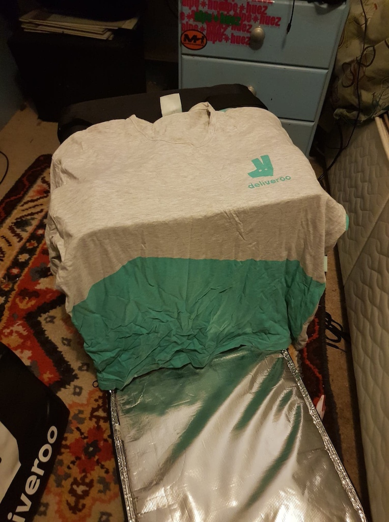 Deliveroo T-shirt SizenXL

worn once