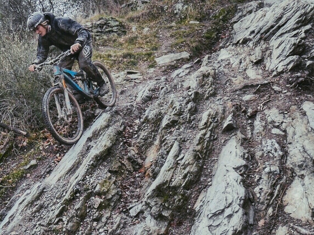 Shredding down the single trails on his Mach6