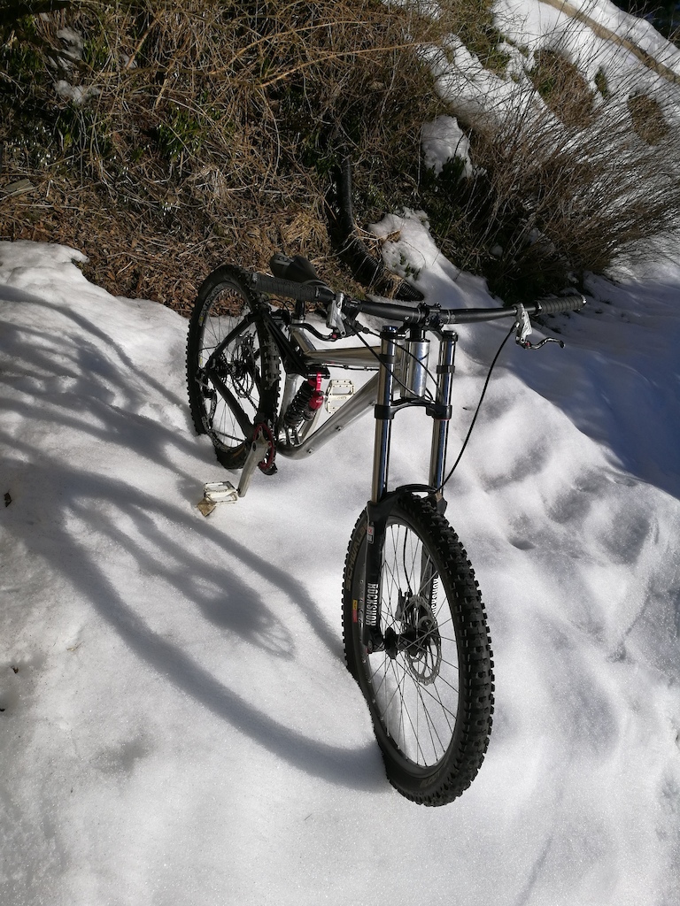 New fork and brakes.
Fitted a rockshox domain rc fork with a 1° angle headset.
Rebuilt the original hayes stroker ace brakes and took the shimano zee brakes on my trailbike.
Front brake need more bleeding, thats why the hose are loose.

Gonna fix the front brake while waiting for the snow to melt.