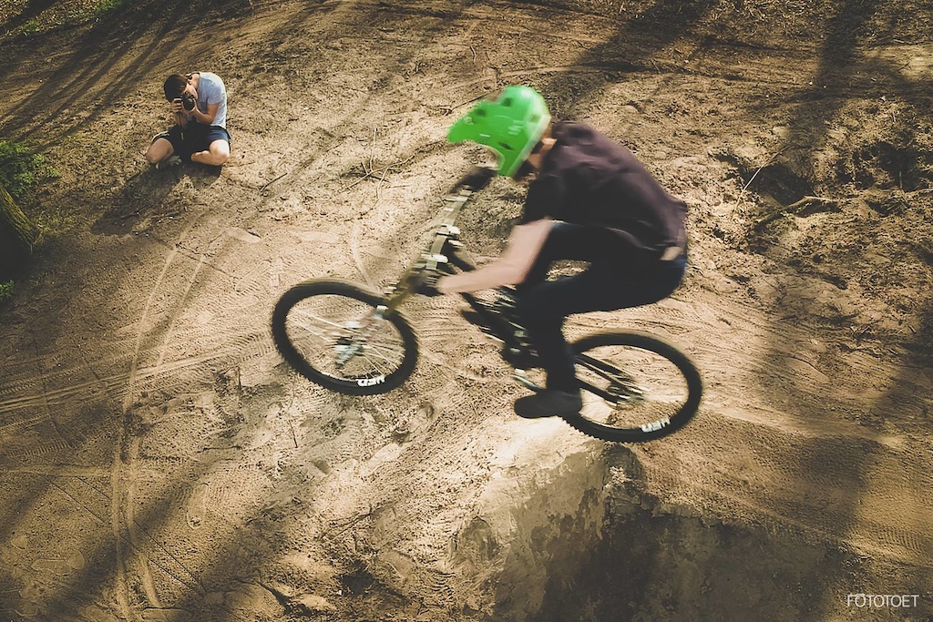 Drone shot , so incredible that the HED logos are on the exact same spot while riding 

 : Credits go to https://www.instagram.com/fototoet/