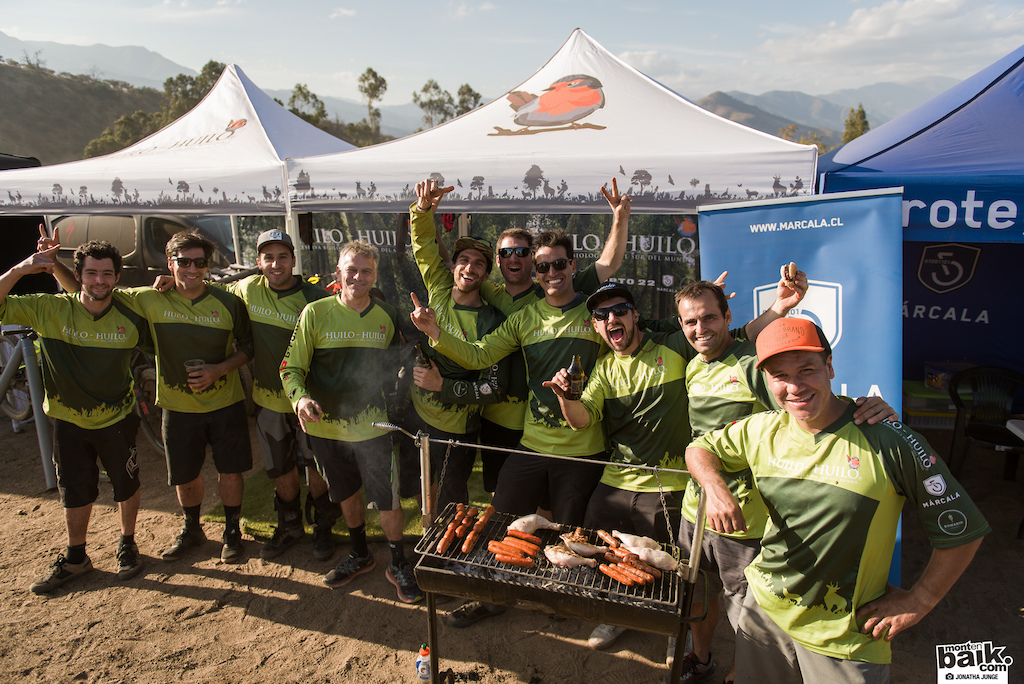 The team Huilo Huilo and all his good vibes. They were the ones closing the race village with the longest barbecue.