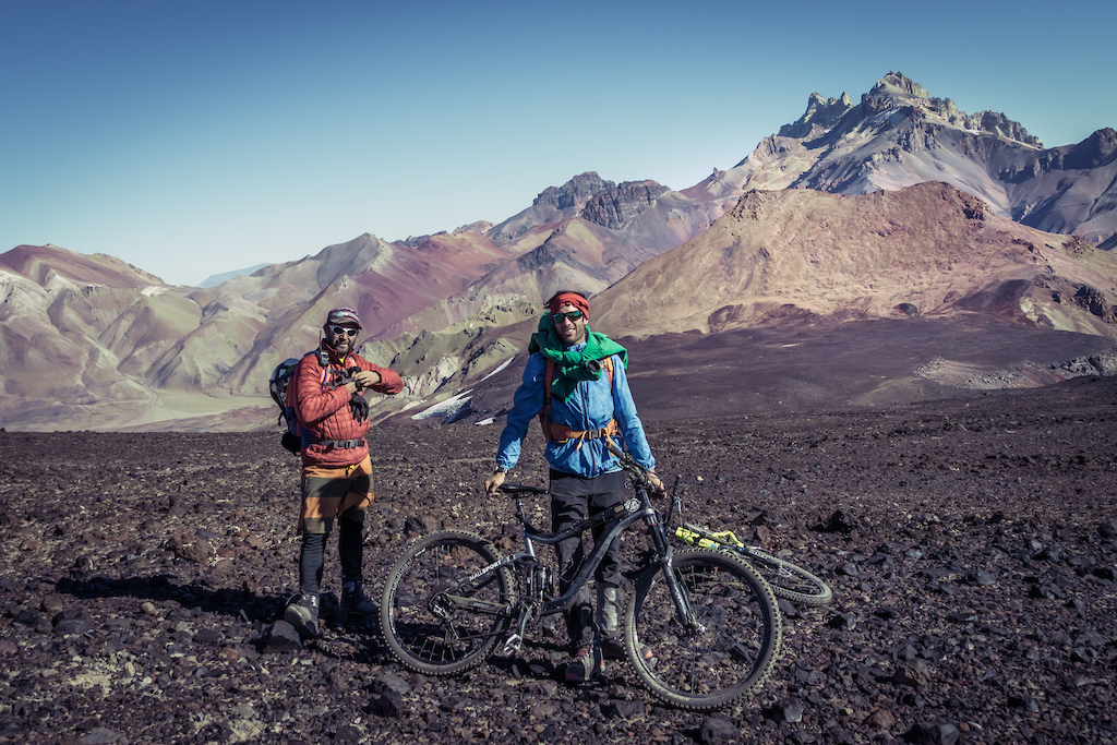 First ascent by bike to Maipo Volcano in the central Andes of Chile (17.465 ft - 5.323 mts)
Bigmountainbike project "Guardian del valle".