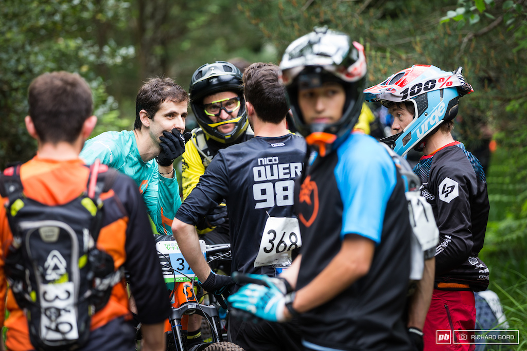 Remy Absalon, Olivier Giordanengo, Nico Quere and Florian Golay here to represent the dark side of MTB with a capital E. And they are laughing at it, ladies and gentlemen!