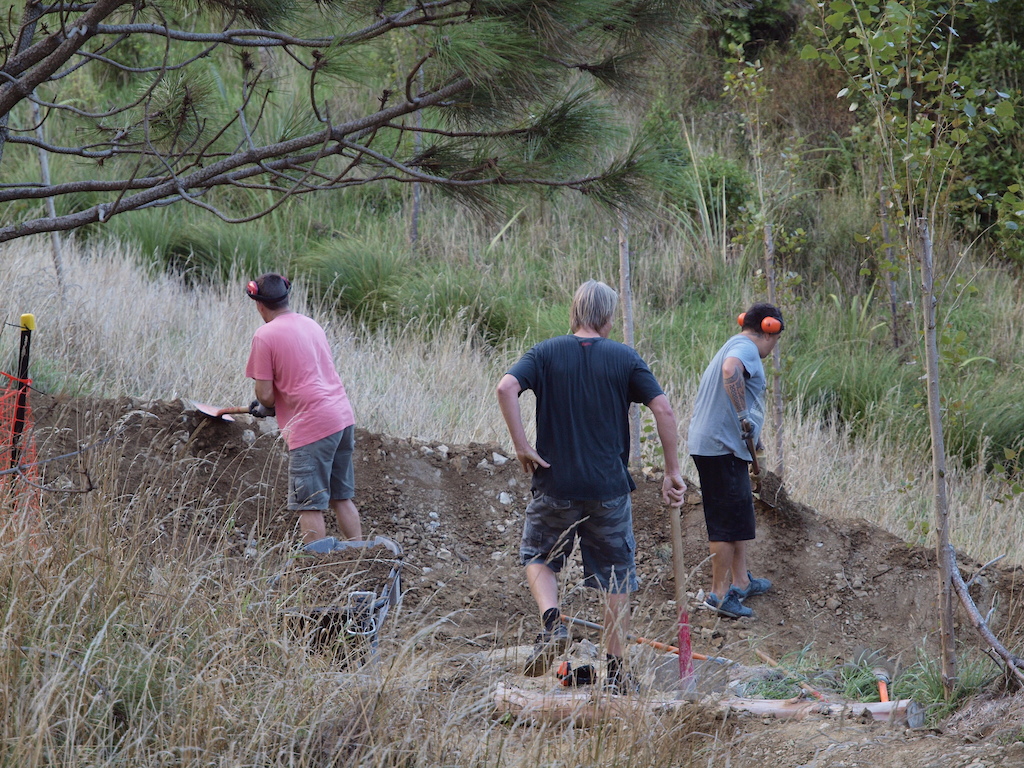 trail digging- Mana Cycle Group volunteers