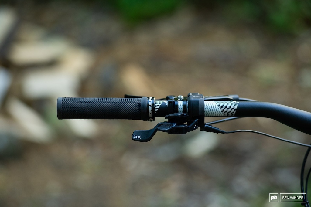 The Trans-X dropper lever and Shimano motor control had a few spacing issues on the left hand side of the handlebar.