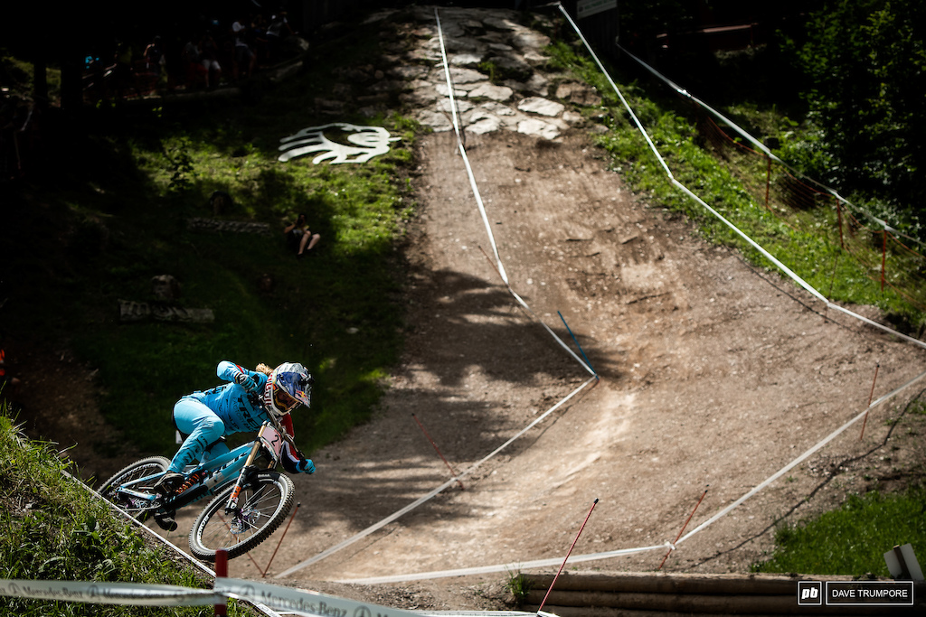 Green through all the splits by a massive margin Rachel Atherton set the fastest time early in the race and held it all the way to the end.
