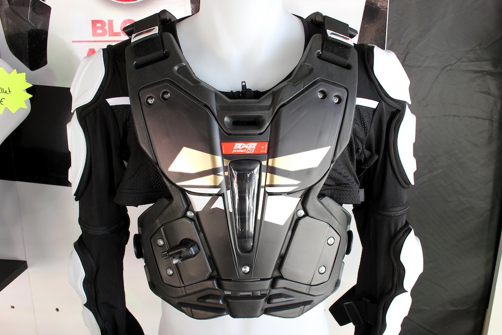 The chest protector has five main chambers placed in an X-shape. the main one being on the sternum.
