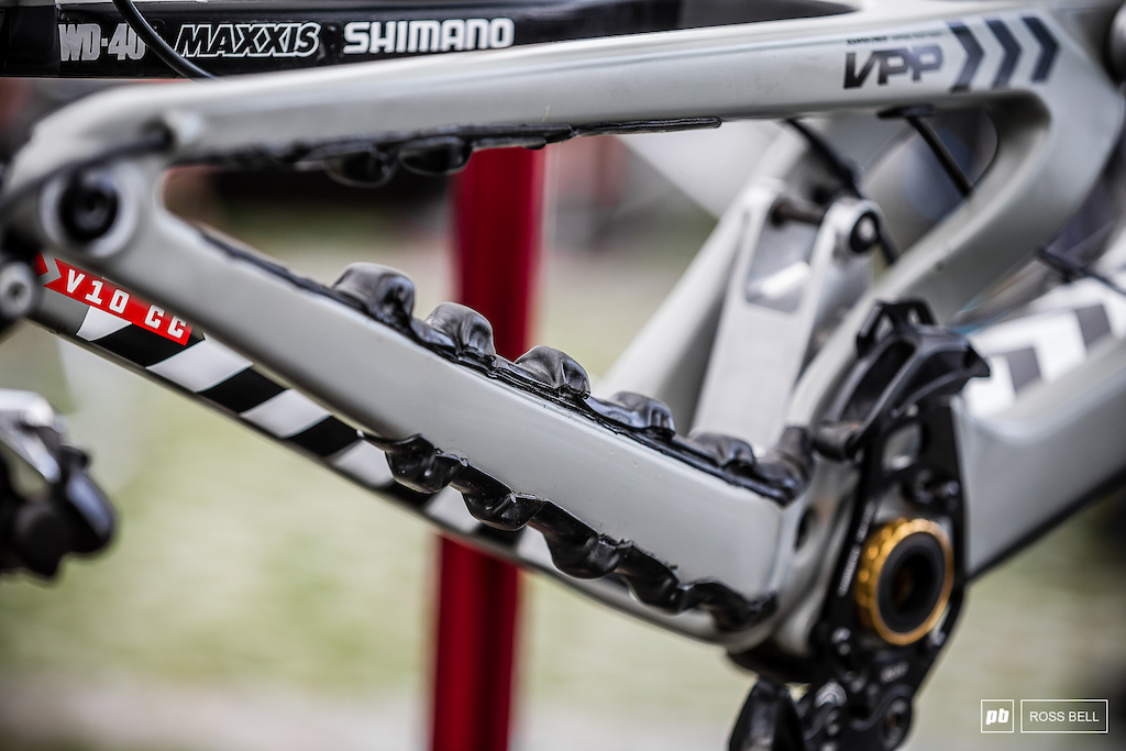 Loris Vergier's mechanic Pierre Alexandre has updated his chain slap solution to be chunkier.