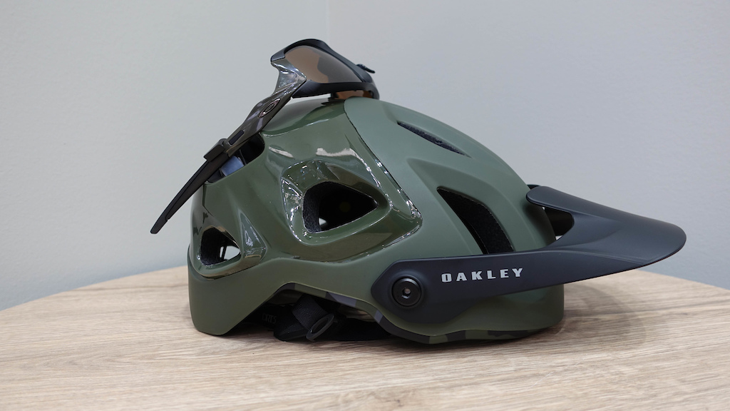 Oakley's New MTB Range Includes Clothing & A Greg Minnaar Helmet ...