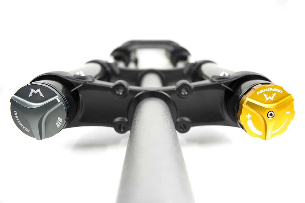 The direct mount dual crown mirrors that of parent brand FOX's 40.