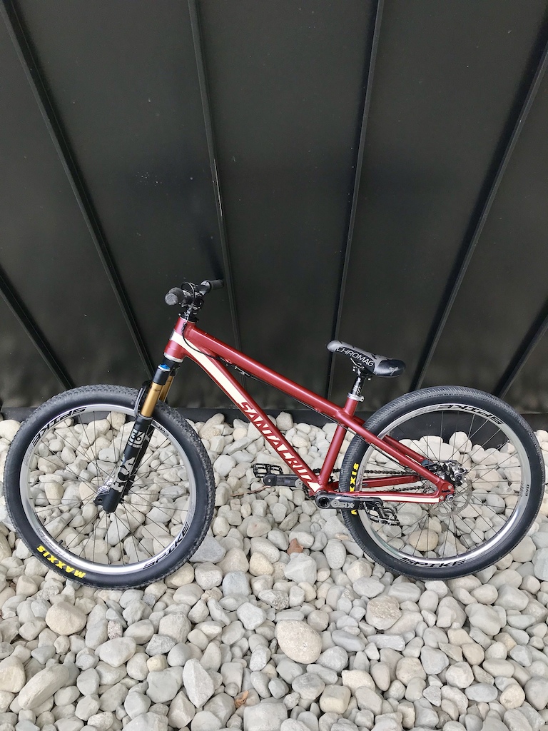 Santa Cruz Jackal. Custom Burgundy and Cream vinyl wrap, Fox 36 831 fork, Spank Spike 35 hoops laced to a Profile Elite front hub and a Profile ZCoaster rear hub. Maxxis Ikon 2.2 front, DTH 2.15 rear. Raceface Sixc 165mm carbon cranks, 28t front/10t rear sprockets with a KMC cool chain. Chromag OSX bars, Ranger stem, Contact pedals, Overture LTD seat, dolomite post, seat clamp and Wax grips. Odyssey gyro setup with a monolever brake lever, fibrax lower/primo upper cable, and an Avid BB7 road SL caliper.