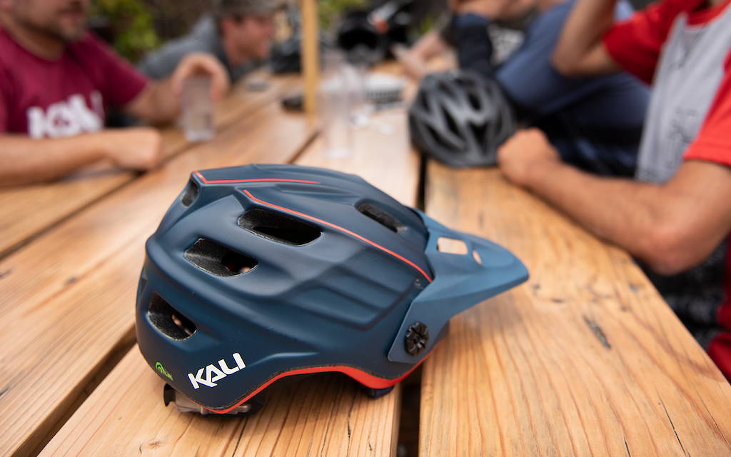 Kali Avana Super Enduro Helm – Mit Composite Fusion Plus, Fliegennetz, 20 Luftöffnungen