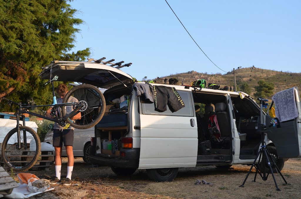 Van life for young spanish rider Jaime Montero, with his test ride Mondraker FoxyR 29 from WillBikes