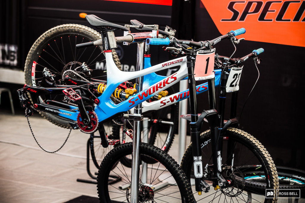 Specialized's Candian duo will go for gold aboard the same frame colourway.
