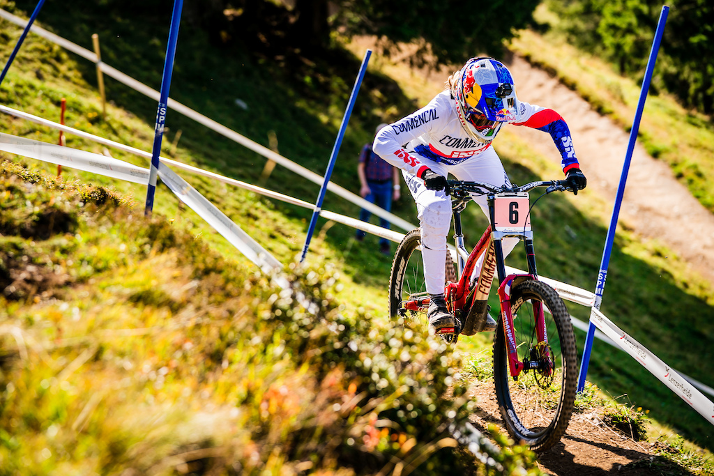 Video Myriam Nicole Amaury Pierron And The Commencal Vallnord Team Reflect On World Champs 