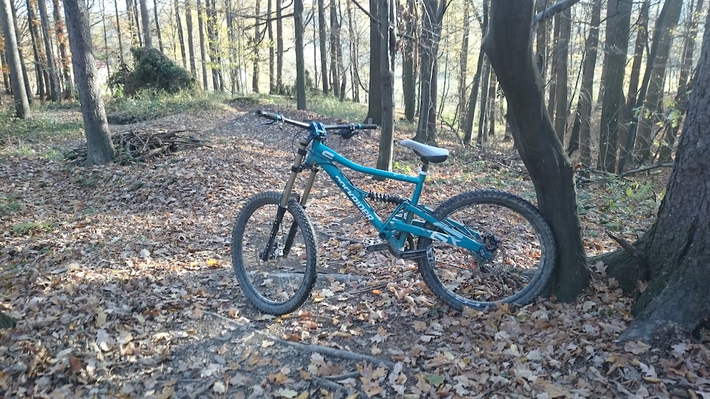 Rockrider FR6 2011 EVO
I had this frame from Agust 2016 to February 2018. Sr Suntrour Duro was the first fork in this bike, next was boxxer race 2009. The bike was very quiet, only the sound of rolling tires and fork absorber sound :)
At the beginning, the cranks turned loose, but over time I managed to deal with this problem. Marzocchi roco R shock was airlocked haha