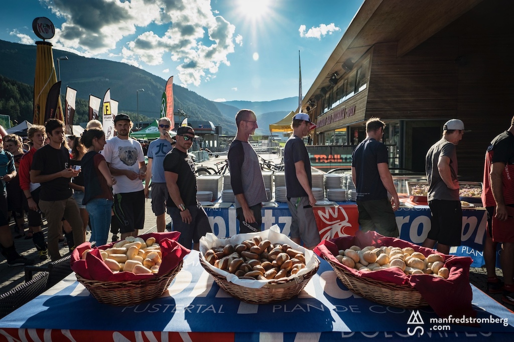 perfect catering all days for hungry and happy riders...
thanks to manfred stromberg photography