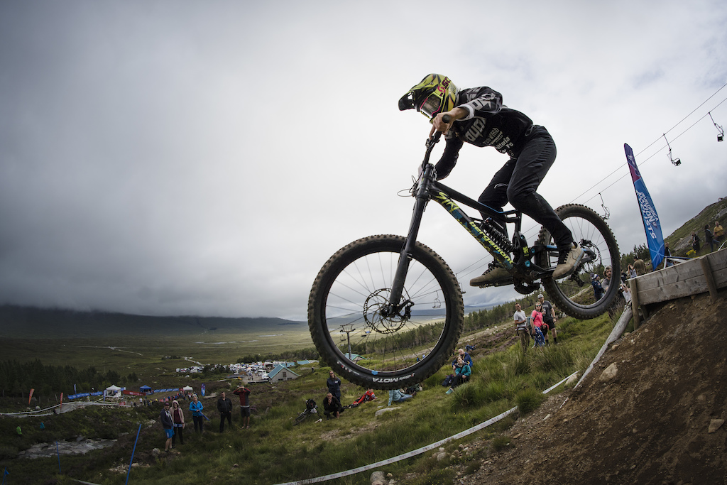 Racing downhill at Glencoe, with JetLag and a knackered wrist. Hard as nails. Photo: Lewis Gregory