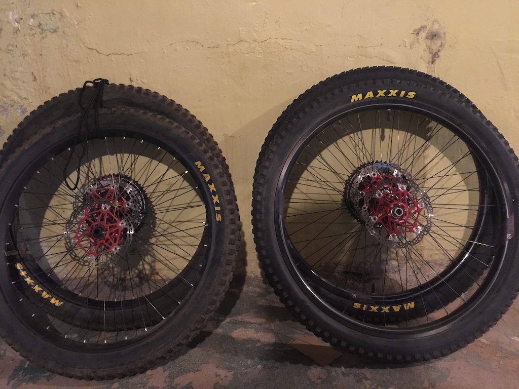 29” carbon VS 27.5+ aluminum 

  Booth tubeless who will win