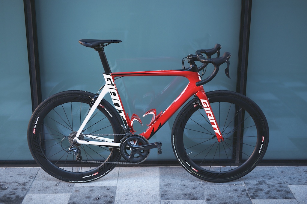 2015 Giant Propel. Build: Zuus carbon clinchers for aero gains on a budget, Ultegra groupset, Giant Contact bars, Gravity 50mm stem, Look Keo pedals. Complete with custom electrical tape to give the head tube a lower profile.