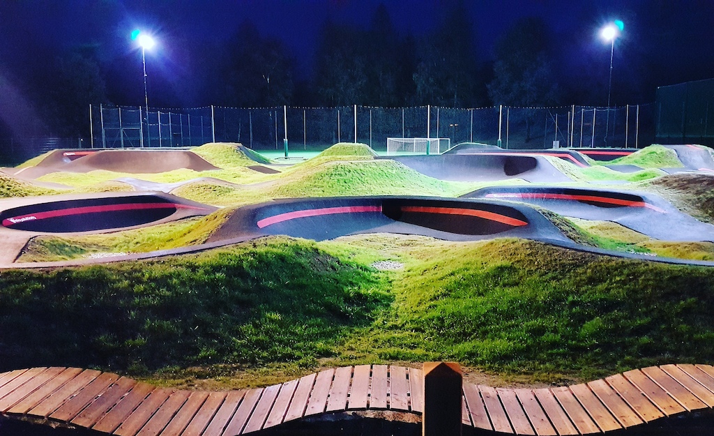 The PUMP&#39;N&#39;SKILLS PARK Mittersill is one of the few Velosolutions pump tracks with night lighting.  Adds a whole new element.
