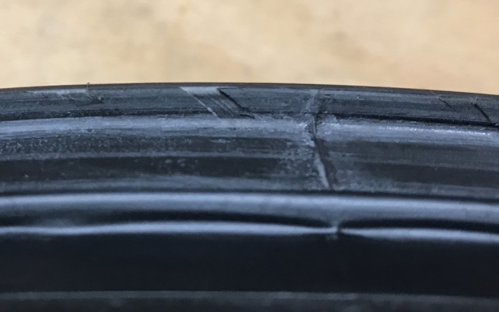 It might only be tiny but this damage on the new rim put a carbon splinter in my finger.