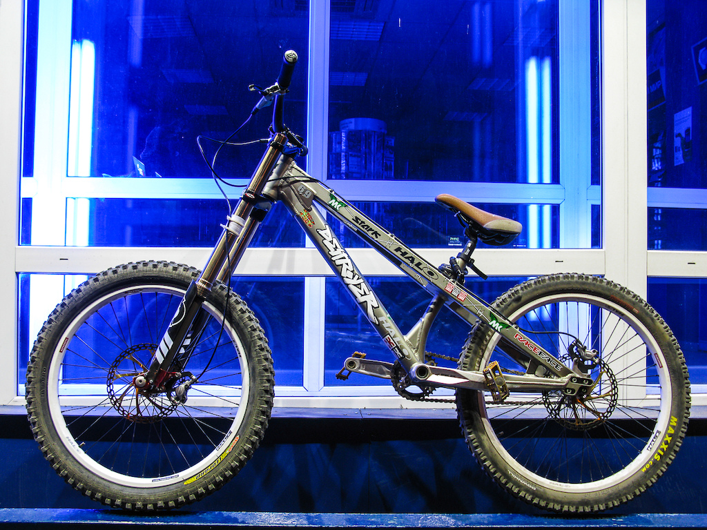Bike Stark Destroyer / Fork Marzocchi Shiver / Rims Halo SAS 24"