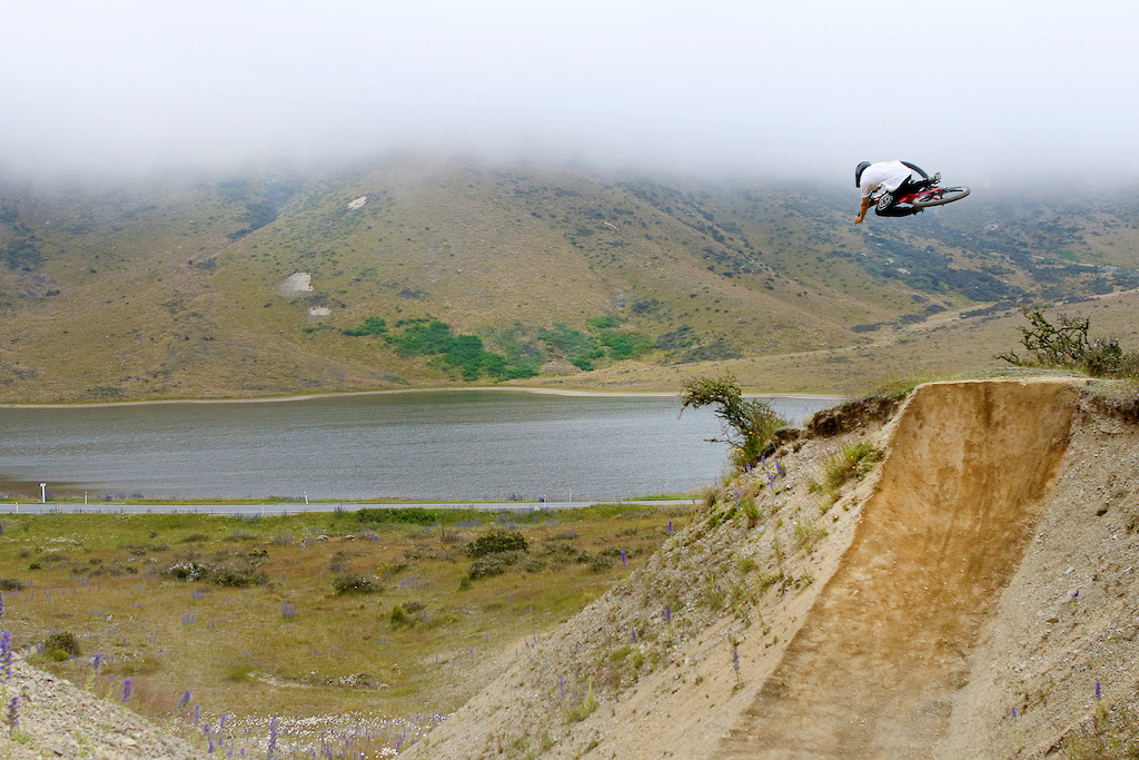 Snapping off a banger table on the monster step down left hander that is : Alpine Vale

Photo By : Simon Makker