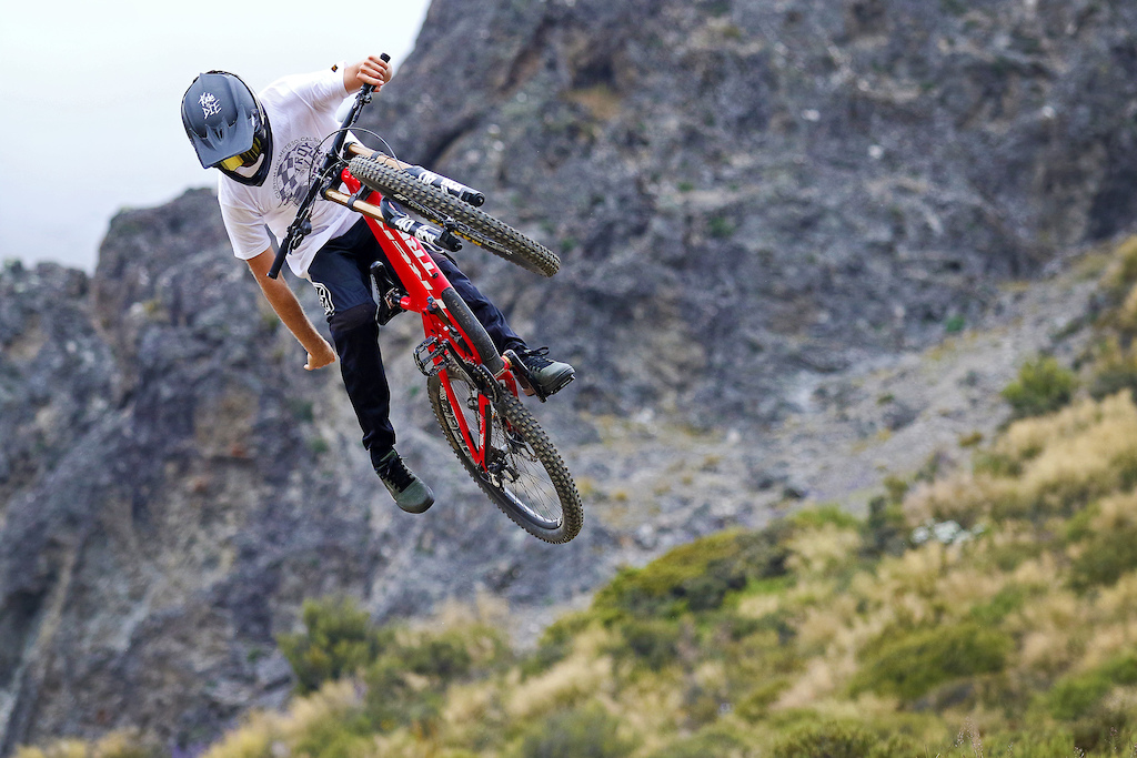 Dropping the hand n foot for the Special K warming up on the right hand hip

Photo By : Simon Makker