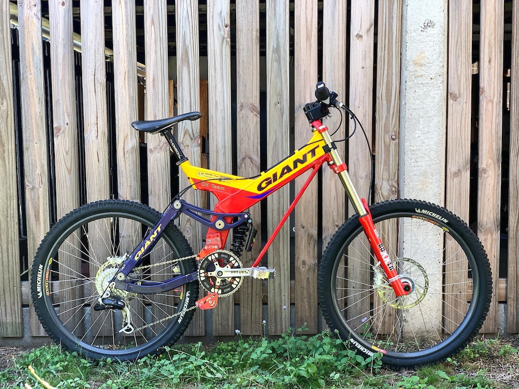 After years of having the bike I finally decided to put the Ultra rare Rockshox Blackbox rear shock I have on the bike to make it a 99.9% Warner Team Replica the 0.1% missing is a crud catcher from what I can figure out.