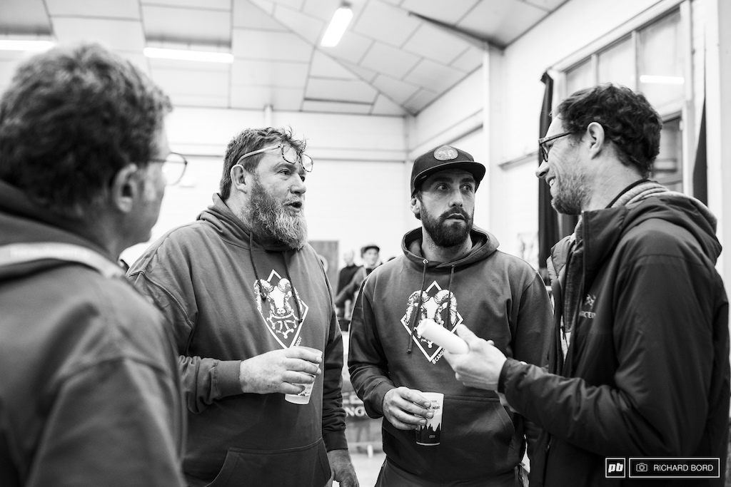 Important guys behind the scene : Enduro Series Director Alex Balaud (R) having a good chat with local organizers from Olargues.