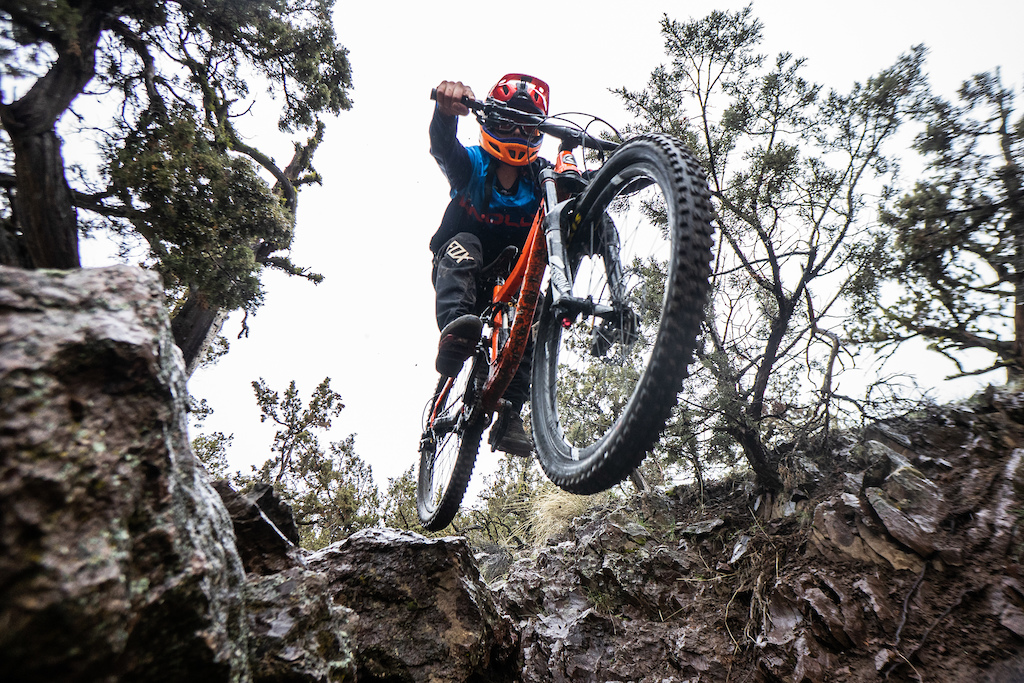 Some drop action out at Cline with Yewan Fitz-Earle on his @KNOLLYBIKES