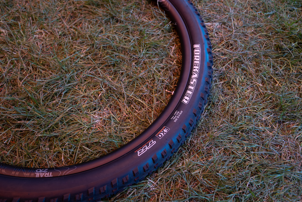 Maxxis Forekaster: Billed as their aggressive XC tire, its combination of sharp tiny blocks and a rounded profile roll fast at higher pressures, and woprk best on druy to mixed terrain. Sizes range from 2.2," all the way to 2.6 wt and both 29" and 27.5" formats are supported.