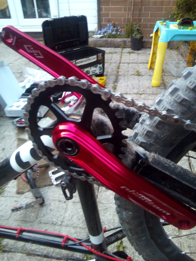 Fovno 170mm cranks and works components SRAM direct mount 34t oval finally fitted! Been having so much fun on the hardtail I thought it would be a nice upgrade. Will make the climbing a bit easier than the 36t round I was pushing before.
Super nice machining and finish!