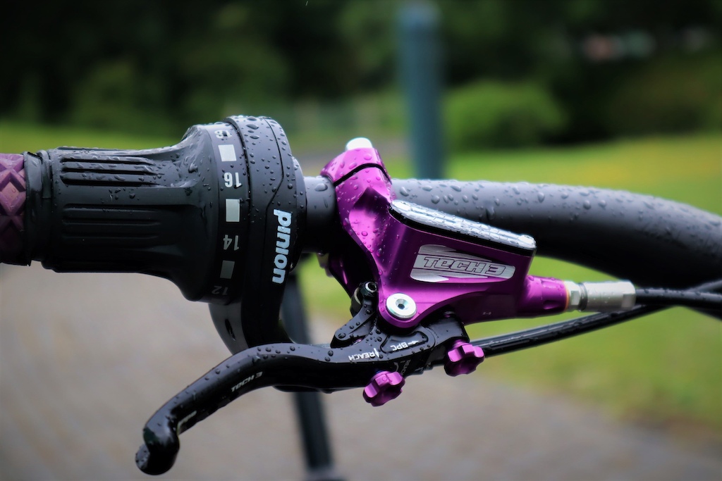 Pinions new DS2 shifter, super grippy shifter cover by Ergon sat next to a sweet pair of Hope Tech E4 brakes
